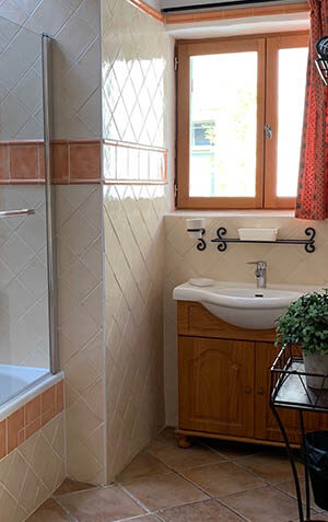 Provence Art Retreat Cigales Bathroom-1