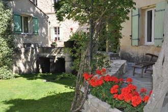Provence Art Retreat La-Roque-courtyard-flowers.