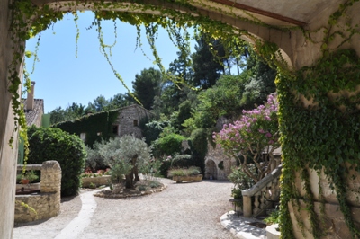 Provence Art Retreat at Moulin-de-la-Roque-central-courtyard